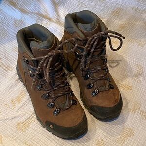Vasque Womens 7.5 W Rugged Brown Leather Hiking Boots